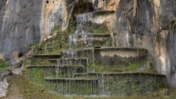 Штучний каскадний водоспад у скелі — стокове відео