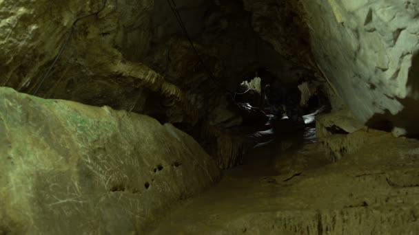 Une femme grimpe dans les grottes karstiques — Video