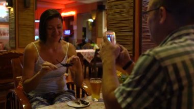 Bir erkek bir kadın bir Tayland restoranı bir kızartma Akrep yeme çekiyor