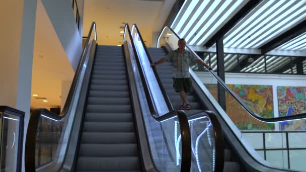 Mann stürzt auf Rolltreppe im Einkaufszentrum
