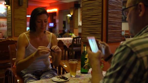 Homem Tira Fotos Uma Mulher Comer Escorpião Assado Beber Cerveja — Vídeo de Stock