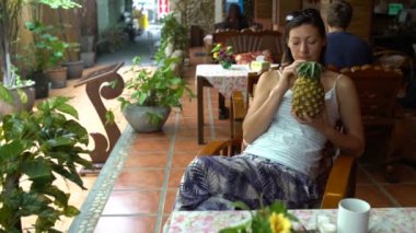 Taze sıkılmış ananas suyu içme kadın