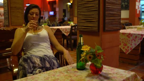 Mujer bebiendo cerveza en el restaurante — Vídeos de Stock