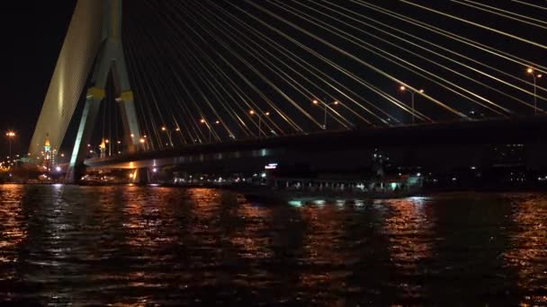 Un barco navega bajo el puente de cables — Vídeos de Stock