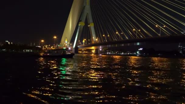 Tuibrug over de rivier. Een boot vaart langs de rivier — Stockvideo