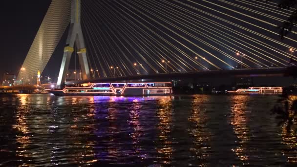 Barcos de recreo con luces se despliegan en el río bajo el puente de cable. Parte 1 — Vídeos de Stock