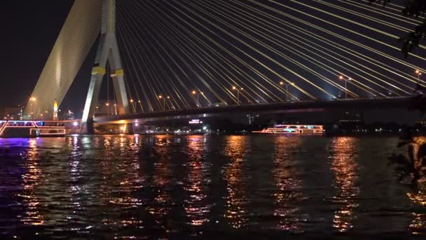 Recreatieve boten met lichten worden ingezet op de rivier onder de brug van de kabel. Deel 3 — Stockvideo