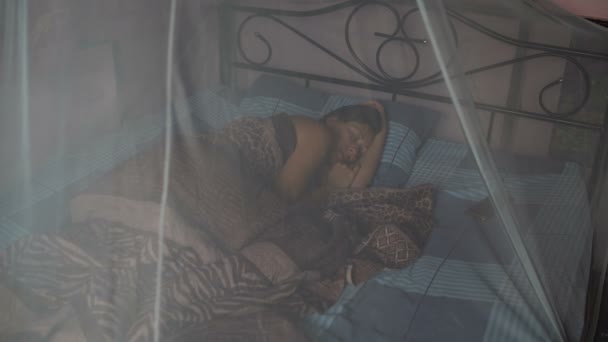 Μια γυναίκα που κοιμάται στο κρεβάτι με ουρανό — Αρχείο Βίντεο