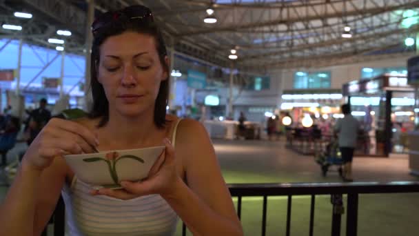 Una mujer está comiendo sopa en la cafetería de la estación — Vídeo de stock