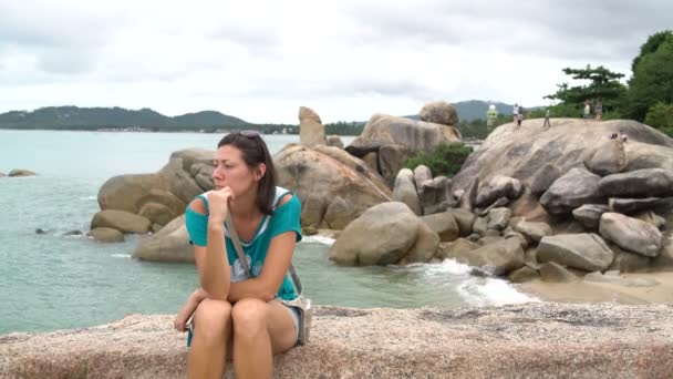 Frau sitzt auf Steinen hin ta-hin yai — Stockvideo
