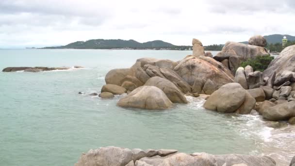 Přepínač na šířku. Hin Ta Hin Yai kameny na pláži — Stock video