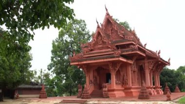 Kadın kırmızı Budist Tapınağı gider