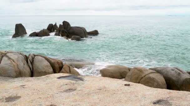 Landschaft. das Meer. Wellen krachen auf die Felsen — Stockvideo