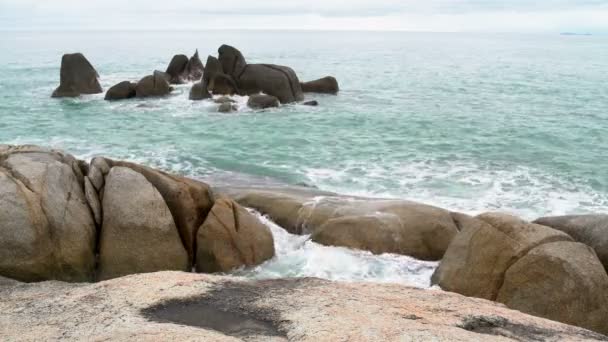 Le onde dell'oceano si infrangono sulle rocce — Video Stock