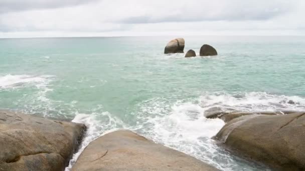 Meereswellen waschen Steine — Stockvideo