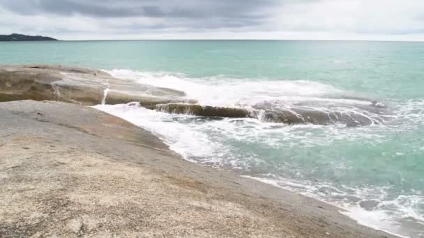 Landschaft. das Meer. Horizont. Meereswellen krachen auf die Felsen — Stockvideo