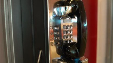 Buton telefon seti. Bir kadının el telefon asansörleri ve telefon numarasýný çevirir