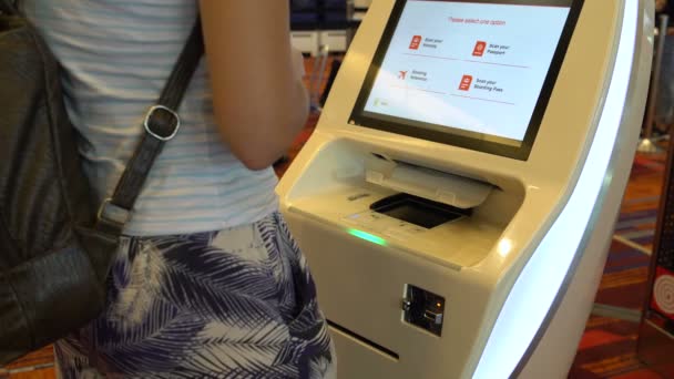 Une femme scanne le passeport dans le terminal — Video