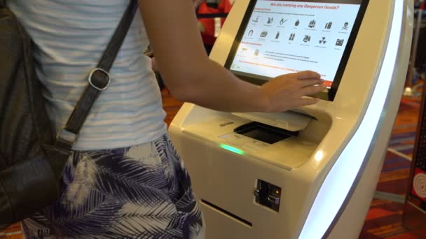 Женщина распечатывает билет в аэропорту — стоковое видео