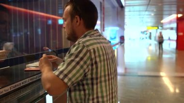 Bir adam para alışverişi para alır ve onları anlatıyor