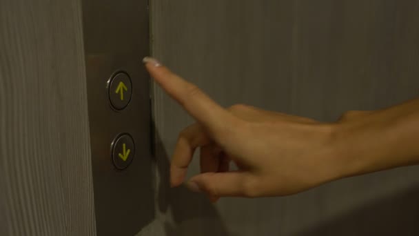 Vrouwelijke hand persen de lift bel knop — Stockvideo