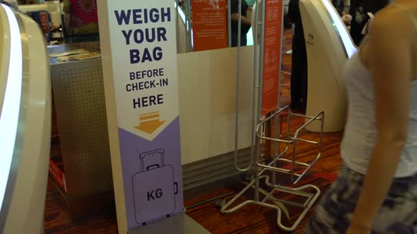 Een Vrouw Controleert Het Gewicht Van Bagage Luchthaven — Stockvideo