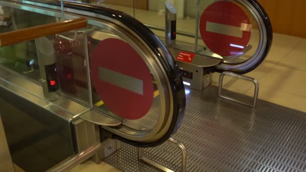 Las personas con maletas salen de la escalera mecánica en el aeropuerto — Vídeos de Stock