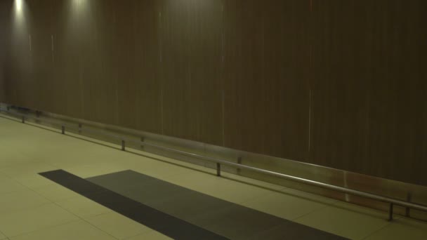 Homem limpador atravessa o corredor com um carrinho — Vídeo de Stock