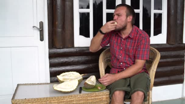 那个男人正在吃榴莲 — 图库视频影像