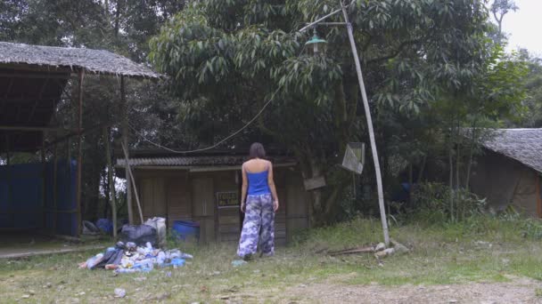 Una mujer entra en un baño rústico — Vídeos de Stock