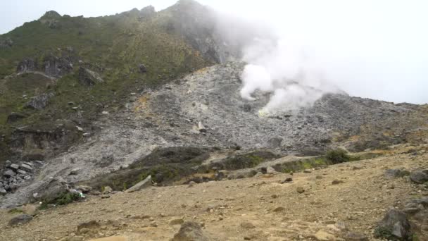Qualmende Fumarola Auf Einem Vulkan — Stockvideo
