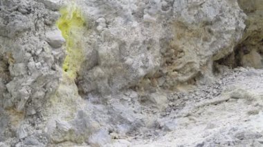 Fumaroles çevresinde donmuş kükürt