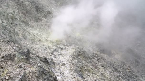 Вихід вулканічного газу через фумароли — стокове відео