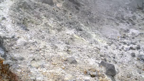 Cinzas vulcânicas na cratera de um vulcão — Vídeo de Stock