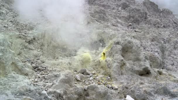 Fumarola on top of the volcano and the yellow solidified sulfur around it — Stock Video
