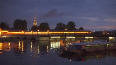Peter ve Paul Fortress ve gece Ioannovsky Köprüsü manzarasına