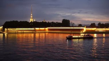 Tavşan Adası ve Peter ve Paul Fortress görünümünü geceleri
