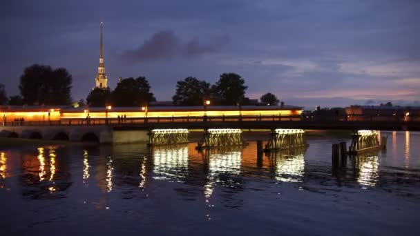 View of the Peter and Paul Fortress at night — Stock Video