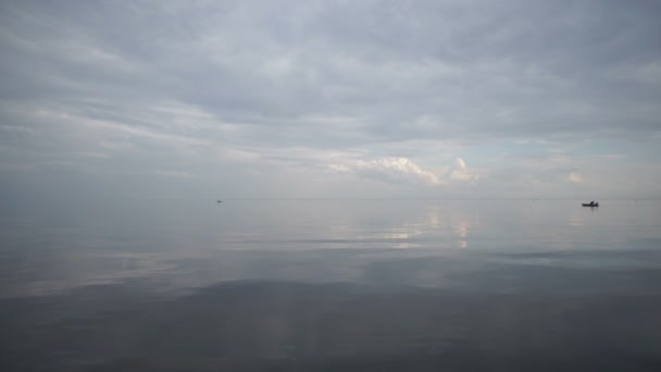 Landschap. Uitzicht op de zee. Horizon. Hemel met wolken. Over zee vaart een silhouet boot — Stockvideo