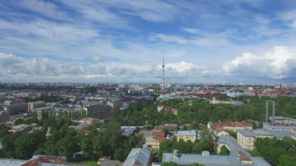 Bir görünümü ile bir quadrocopter St. Petersburg Tv Kulesi. Petrogradsky bahşı. — Stok video