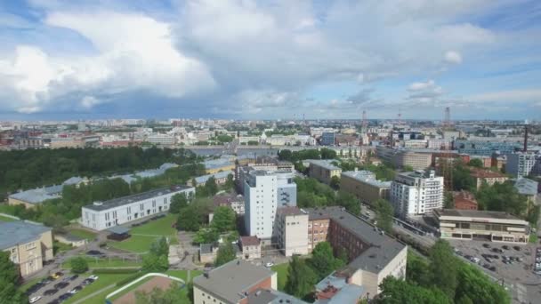 Sportlövészet a repülő quadrocopter a város St. Petersburg. 1. rész — Stock videók