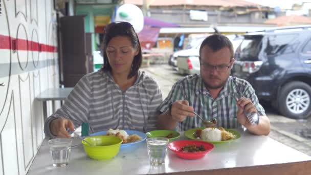 Egy nő és egy férfi, akiknek vacsora egy kávézó, az utcán — Stock videók