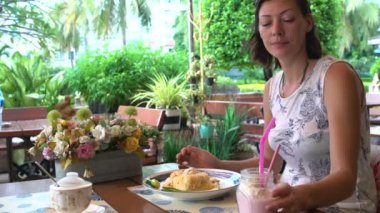 Bir restoranda bir milkshake içme kadın