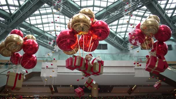 Decoraciones navideñas en un centro comercial — Vídeo de stock