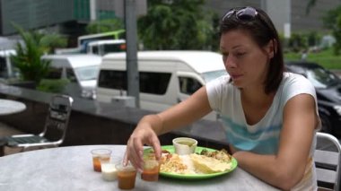 Sokak Hint yemeği Thali. Kadın kadın sulama thali soslar