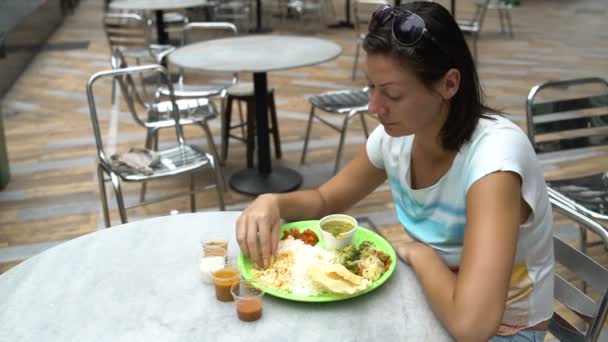 Ινδικό Φαγητό Του Δρόμου Θαλή Μια Γυναίκα Τρώει Ρύζι Χέρια — Αρχείο Βίντεο