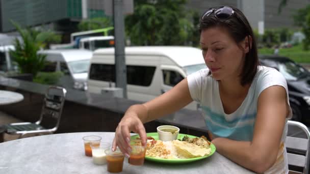 Comida indiana de rua Thali. Mulher Mulher molhos táli molhar — Vídeo de Stock