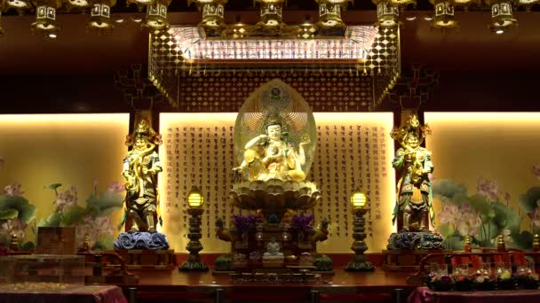 Статуя божества в буддийском храме — стоковое видео