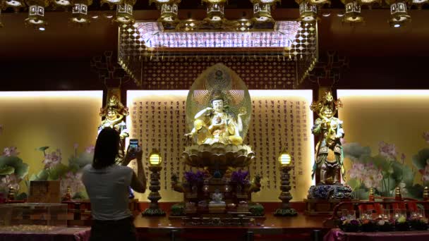Kvinna Fotografering Staty Gudom Ett Buddhistiskt Tempel Smartphone — Stockvideo