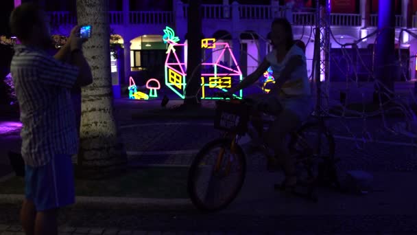 Paseo en bicicleta led. Un hombre está tomando fotos de una mujer en un teléfono inteligente — Vídeo de stock